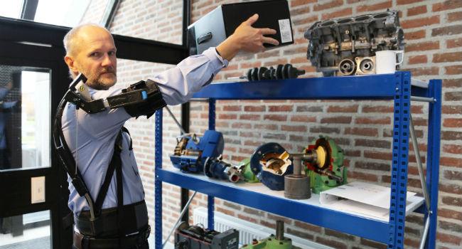mand med et exoskelet 