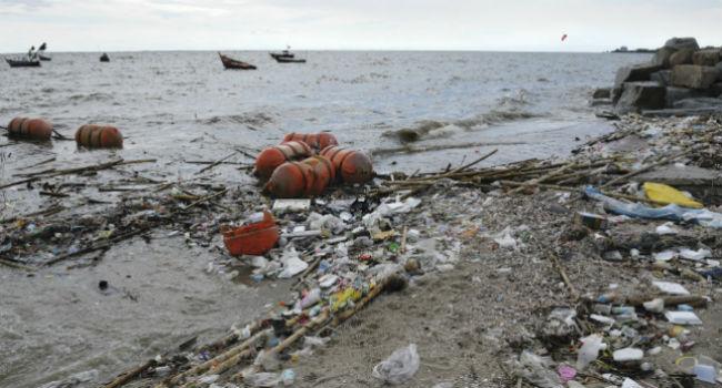 strandkant fyldt med plastikaffald 