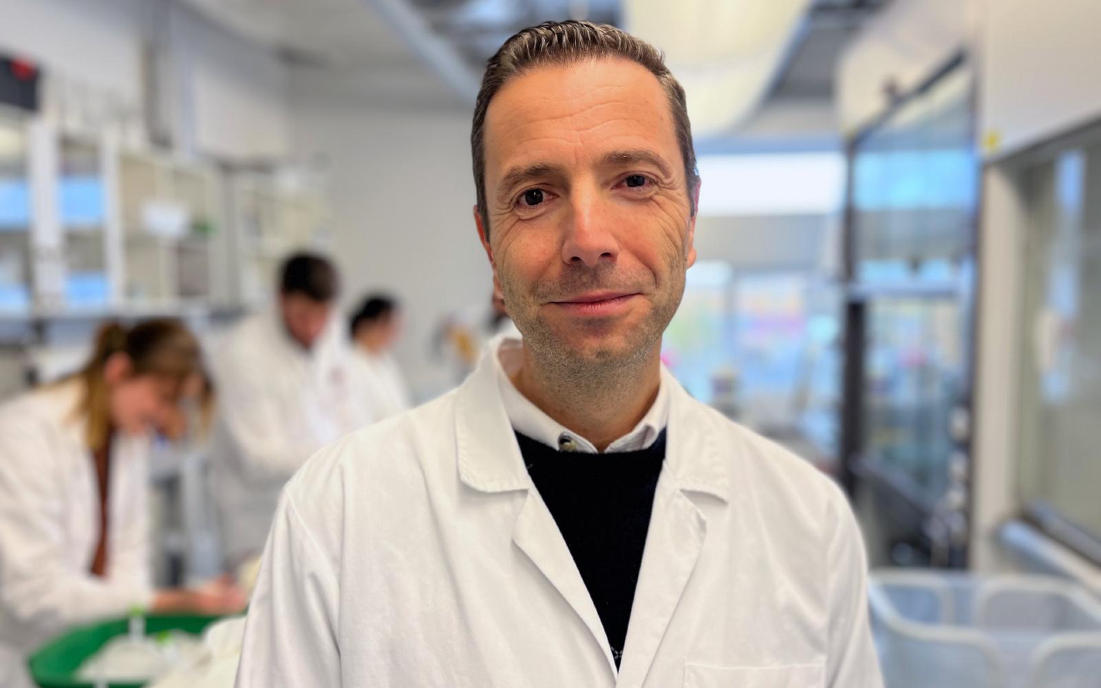 Billede af lektor og ph.d. Cristiano Varrone, som står i spidsen for projekt UPLIFT, der forsker i biologisk nedbrydning af plastikaffald og udvikling af bæredygtig bioplastik.